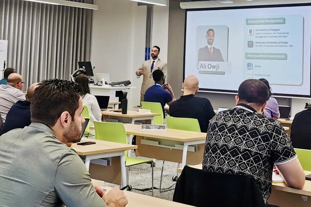 Ali Owji delivering a lecture to an MBA class.